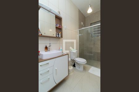 Banheiro de apartamento à venda com 2 quartos, 60m² em Independência, Porto Alegre