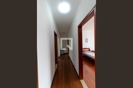 Casa à venda com 363m², 4 quartos e 6 vagas Casa à venda com 363m², 4 quartos e 6 vagasCorredor