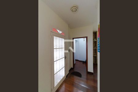 Casa à venda com 363m², 4 quartos e 6 vagas Casa à venda com 363m², 4 quartos e 6 vagasCorredor