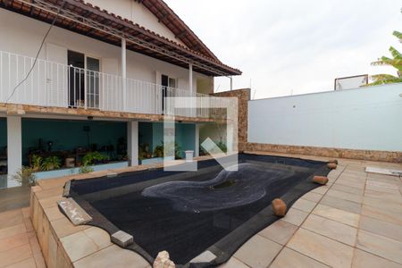Casa à venda com 363m², 4 quartos e 6 vagas Casa à venda com 363m², 4 quartos e 6 vagasPiscina