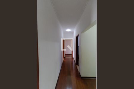 Casa à venda com 363m², 4 quartos e 6 vagas Casa à venda com 363m², 4 quartos e 6 vagasCorredor