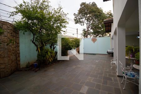 Casa à venda com 363m², 4 quartos e 6 vagas Casa à venda com 363m², 4 quartos e 6 vagasVaranda Frente