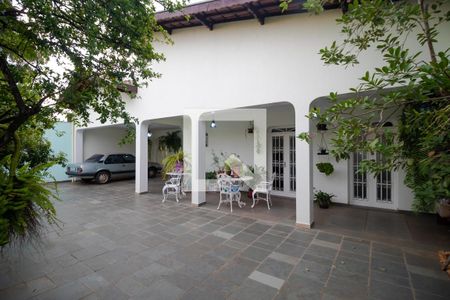 Casa à venda com 363m², 4 quartos e 6 vagas Casa à venda com 363m², 4 quartos e 6 vagasFachada