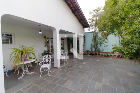 Casa à venda com 363m², 4 quartos e 6 vagas Casa à venda com 363m², 4 quartos e 6 vagasVaranda Frente