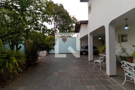 Casa à venda com 363m², 4 quartos e 6 vagas Casa à venda com 363m², 4 quartos e 6 vagasVaranda Frente
