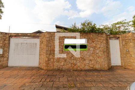 Casa à venda com 363m², 4 quartos e 6 vagas Casa à venda com 363m², 4 quartos e 6 vagasFachada