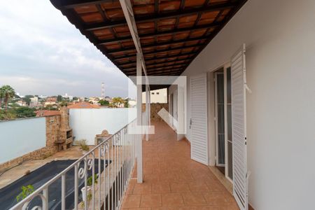 Casa à venda com 363m², 4 quartos e 6 vagas Casa à venda com 363m², 4 quartos e 6 vagasSacada dos Dormitórios