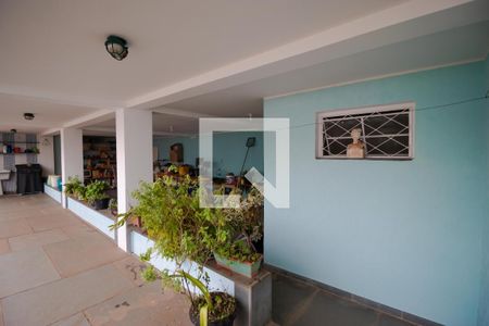 Casa à venda com 363m², 4 quartos e 6 vagas Casa à venda com 363m², 4 quartos e 6 vagasVaranda