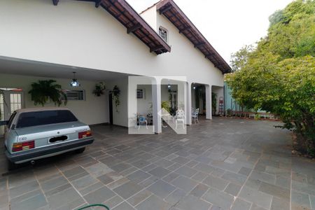 Casa à venda com 363m², 4 quartos e 6 vagas Casa à venda com 363m², 4 quartos e 6 vagasFachada