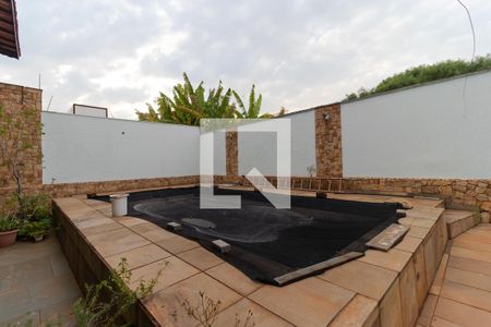 Casa à venda com 363m², 4 quartos e 6 vagas Casa à venda com 363m², 4 quartos e 6 vagasPiscina