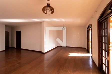 Casa para alugar com 420m², 6 quartos e 8 vagasSala
