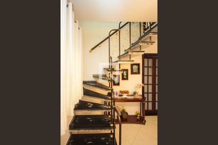 Escada de casa à venda com 4 quartos, 230m² em Jardim Avelino, São Paulo