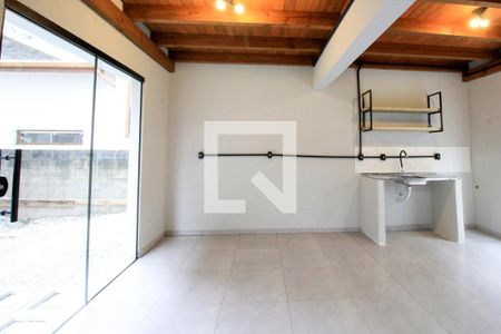 Sala e cozinha de casa para alugar com 3 quartos, 84m² em Campeche, Florianópolis