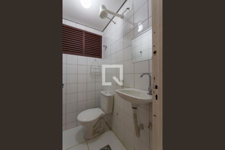 Banheiro de kitnet/studio para alugar com 1 quarto, 21m² em Asa Norte, Brasília