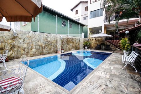 Casa à venda com 590m², 5 quartos e 5 vagas Casa à venda com 590m², 5 quartos e 5 vagasPiscina