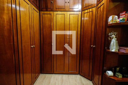 Casa à venda com 590m², 5 quartos e 5 vagas Casa à venda com 590m², 5 quartos e 5 vagasCloset