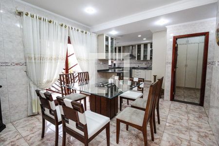 Casa à venda com 590m², 5 quartos e 5 vagas Casa à venda com 590m², 5 quartos e 5 vagasCozinha