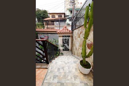Casa à venda com 590m², 5 quartos e 5 vagas Casa à venda com 590m², 5 quartos e 5 vagasEscada