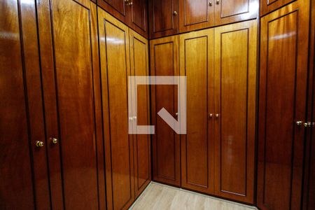Casa à venda com 590m², 5 quartos e 5 vagas Casa à venda com 590m², 5 quartos e 5 vagasCloset