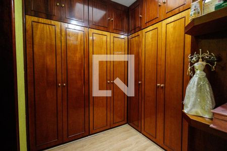 Casa à venda com 590m², 5 quartos e 5 vagas Casa à venda com 590m², 5 quartos e 5 vagasCloset
