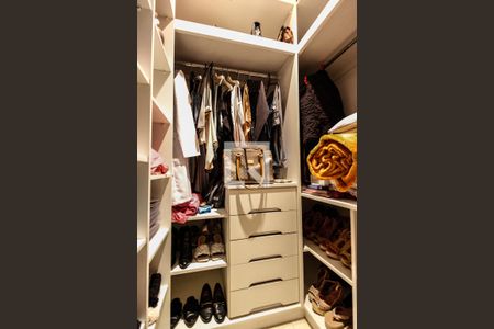 Casa à venda com 590m², 5 quartos e 5 vagas Casa à venda com 590m², 5 quartos e 5 vagasCloset