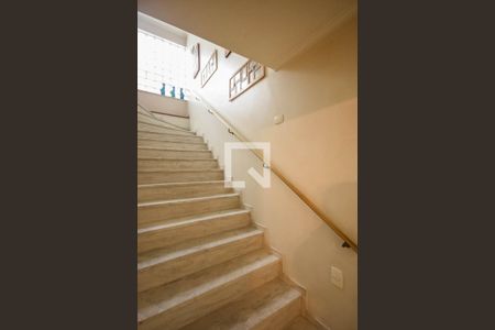 Escada de casa para alugar com 5 quartos, 295m² em Retiro Morumbi, São Paulo