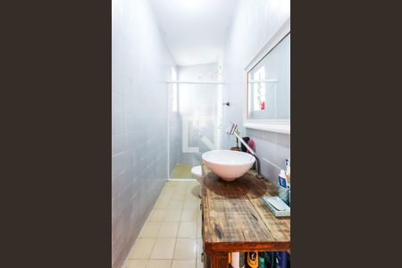 Banheiro de apartamento à venda com 1 quarto, 54m² em São João, Porto Alegre