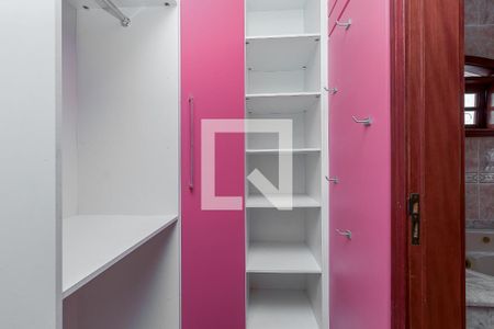 Casa à venda com 280m², 4 quartos e 6 vagas Casa à venda com 280m², 4 quartos e 6 vagasCloset da Suíte 2