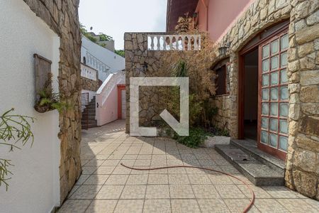 Casa à venda com 280m², 4 quartos e 6 vagas Casa à venda com 280m², 4 quartos e 6 vagasQuintal