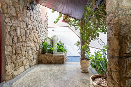 Casa à venda com 280m², 4 quartos e 6 vagas Casa à venda com 280m², 4 quartos e 6 vagasEntrada