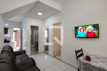 Sala de casa de condomínio para alugar com 2 quartos, 55m² em Maracanã, Praia Grande