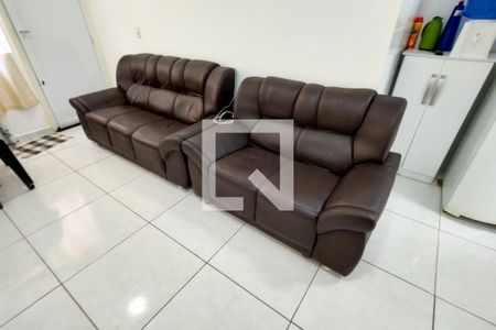 Sala de casa de condomínio para alugar com 2 quartos, 55m² em Maracanã, Praia Grande