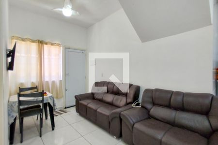 Sala de casa de condomínio para alugar com 2 quartos, 55m² em Maracanã, Praia Grande