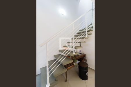 Casa de condomínio para alugar com 90m², 2 quartos e 2 vagas Casa de condomínio para alugar com 90m², 2 quartos e 2 vagasEscadas