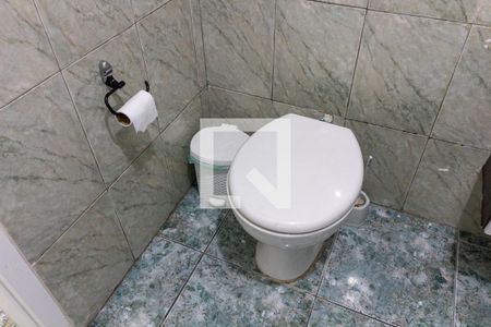 Detalhe do banheiro de kitnet/studio para alugar com 1 quarto, 30m² em Guilhermina, Praia Grande