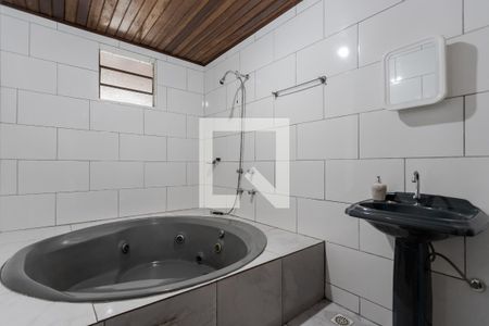 Banheiro de casa à venda com 2 quartos, 198m² em Vila Jardim, Porto Alegre