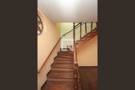 escada de casa para alugar com 3 quartos, 300m² em Vila Margarida, São Paulo