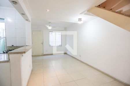 Sala de Estar de casa de condomínio à venda com 2 quartos, 65m² em Jardim Sarah, São Paulo