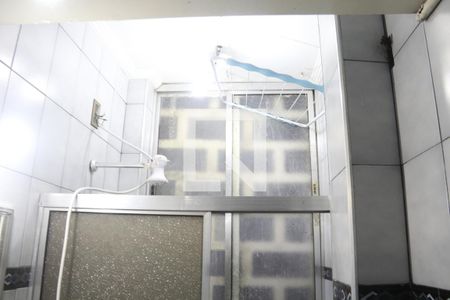 Banheiro de kitnet/studio para alugar com 1 quarto, 33m² em Centro, São Vicente