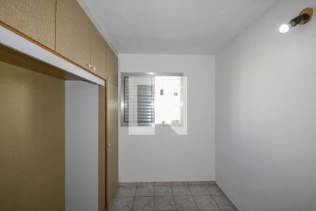 Quarto 1 de apartamento para alugar com 2 quartos, 48m² em Parque Pinheiros, Taboão da Serra