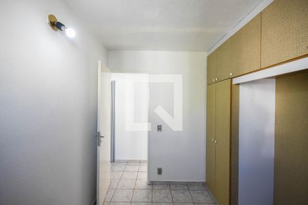 Quarto 1 de apartamento para alugar com 2 quartos, 48m² em Parque Pinheiros, Taboão da Serra