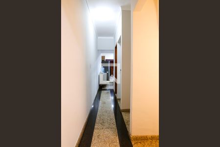 Coredor de casa à venda com 3 quartos, 180m² em Vila Scarpelli, Santo André