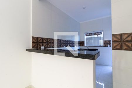 Detalhe da sala/cozinha de casa de condomínio para alugar com 2 quartos, 50m² em Maracanã, Praia Grande