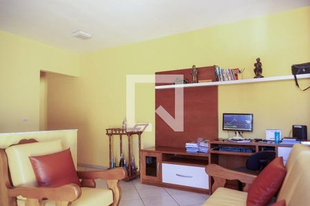 Casa à venda com 327m², 3 quartos e 2 vagas Casa à venda com 327m², 3 quartos e 2 vagasEscritório
