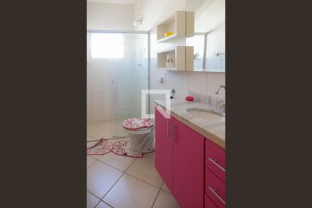 Casa à venda com 327m², 3 quartos e 2 vagas Casa à venda com 327m², 3 quartos e 2 vagasBanheiro