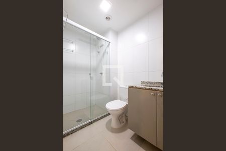 Banheiro de kitnet/studio para alugar com 1 quarto, 25m² em Pinheiros, São Paulo