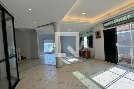 Sala de casa de condomínio para alugar com 4 quartos, 320m² em Alphaville, Santana de Parnaíba