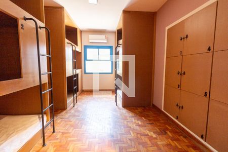 Casa à venda com 600m², 4 quartos e 6 vagas Casa à venda com 600m², 4 quartos e 6 vagasQuarto 1