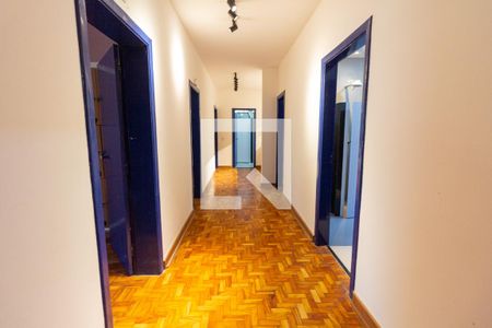 Casa à venda com 600m², 4 quartos e 6 vagas Casa à venda com 600m², 4 quartos e 6 vagasHall de Entrada