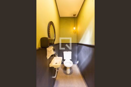 Casa à venda com 600m², 4 quartos e 6 vagas Casa à venda com 600m², 4 quartos e 6 vagasLavabo Parte Externa